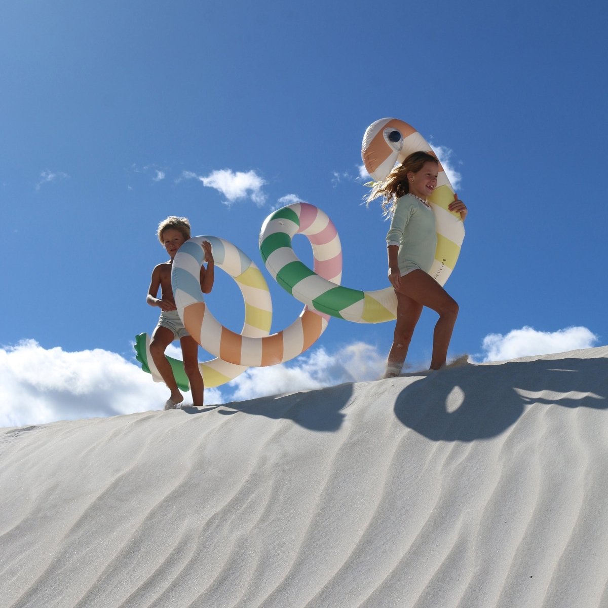 Giant Inflatable Noodle - Poolside - SUNNYLiFE UK