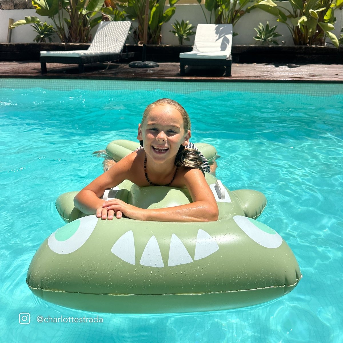 Kids Lie - On Float - Salty the Shark - SUNNYLiFE UK