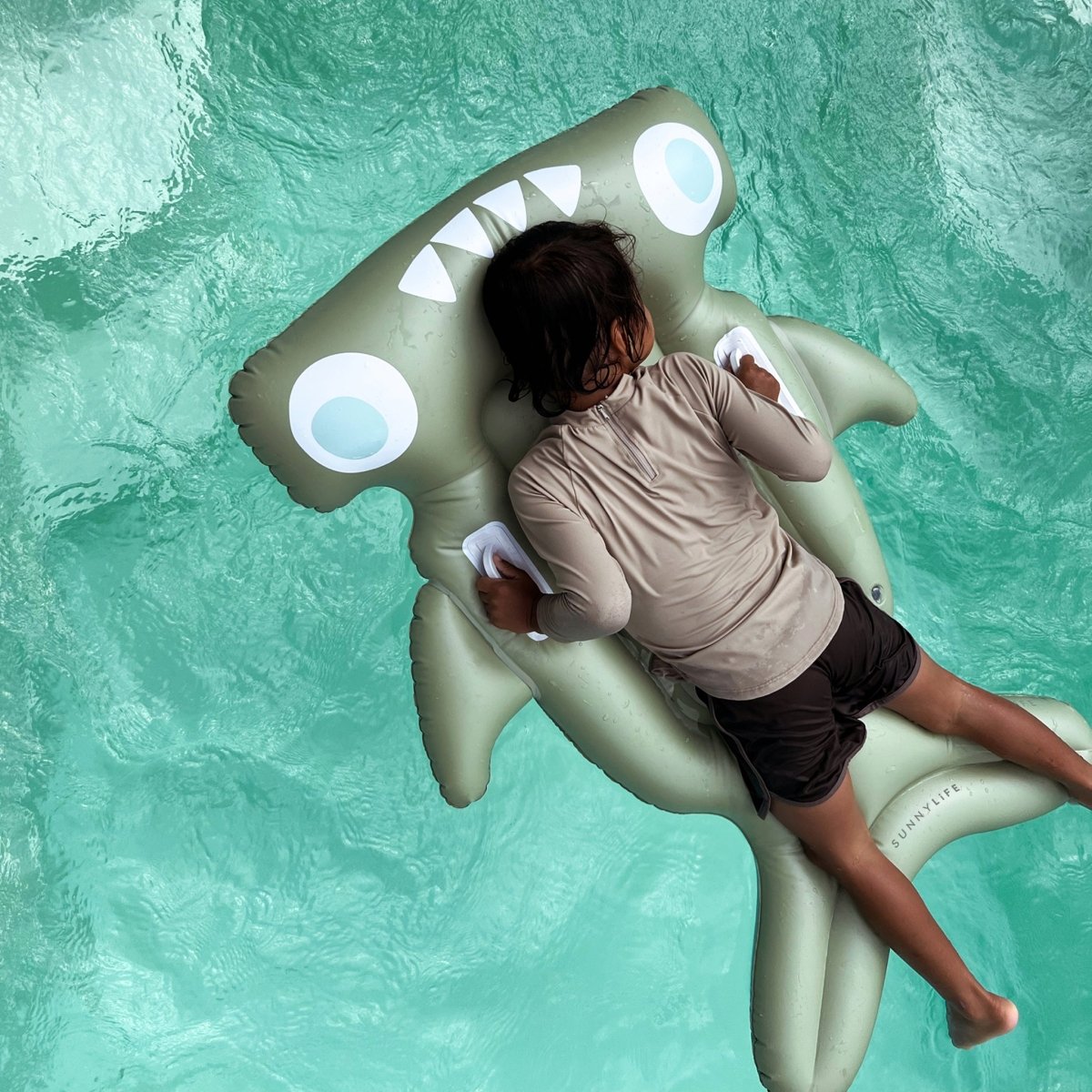 Kids Lie - On Float - Salty the Shark - SUNNYLiFE UK