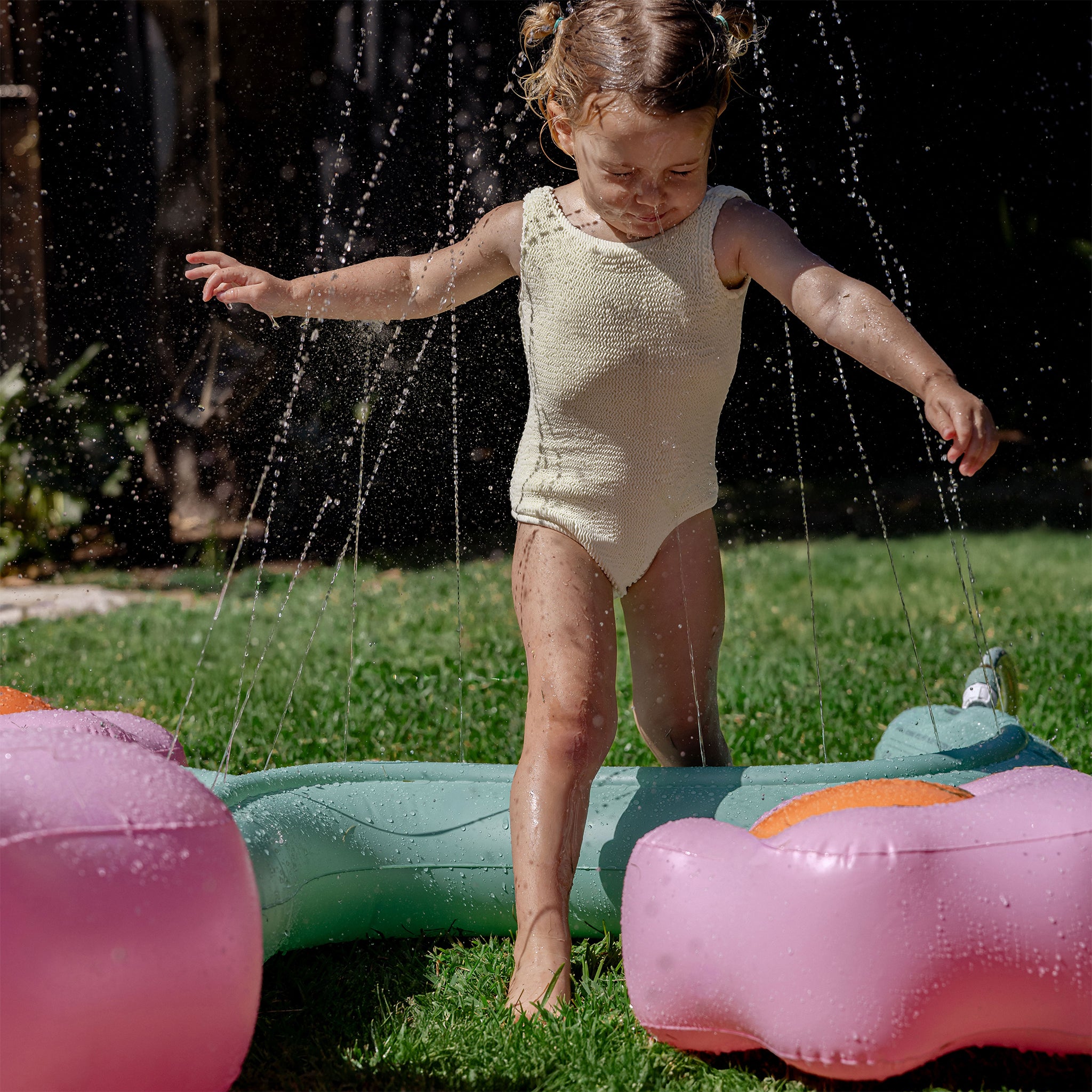 キッズ・ファミリー PinkfongFairyTalesGoomiesZippy'sPlayroom Kids Inflatable Backyard Sprinkler | SUNNYLiFE