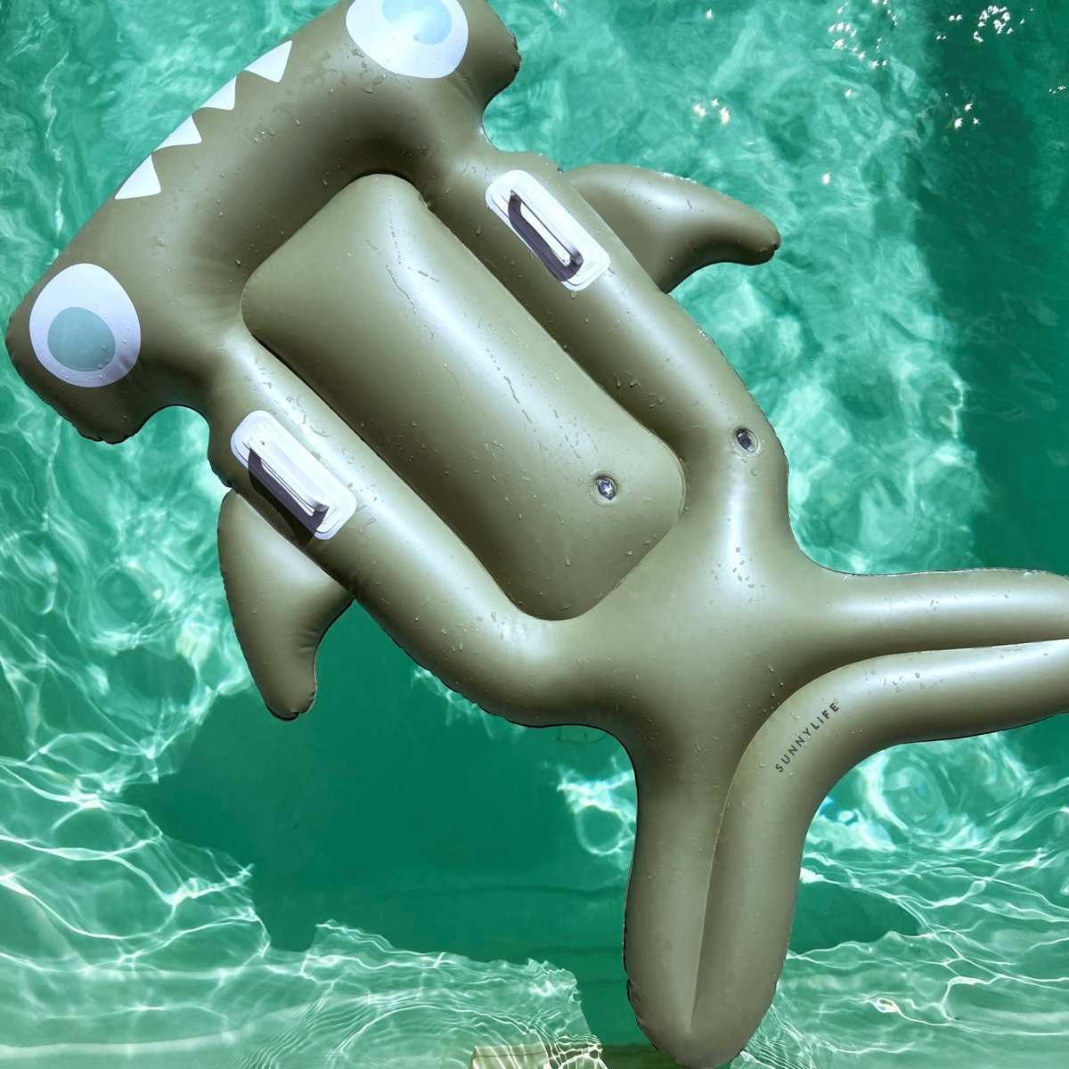 Kids Lie - On Float - Salty the Shark - SUNNYLiFE UK