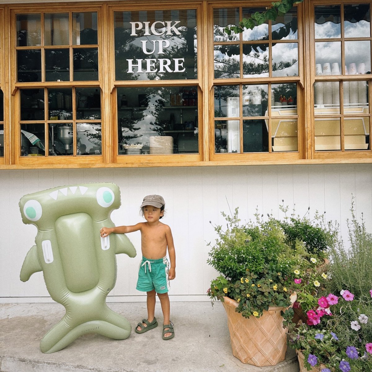 Kids Lie - On Float - Salty the Shark - SUNNYLiFE UK