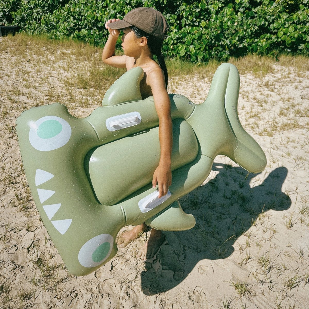 Kids Lie - On Float - Salty the Shark - SUNNYLiFE UK