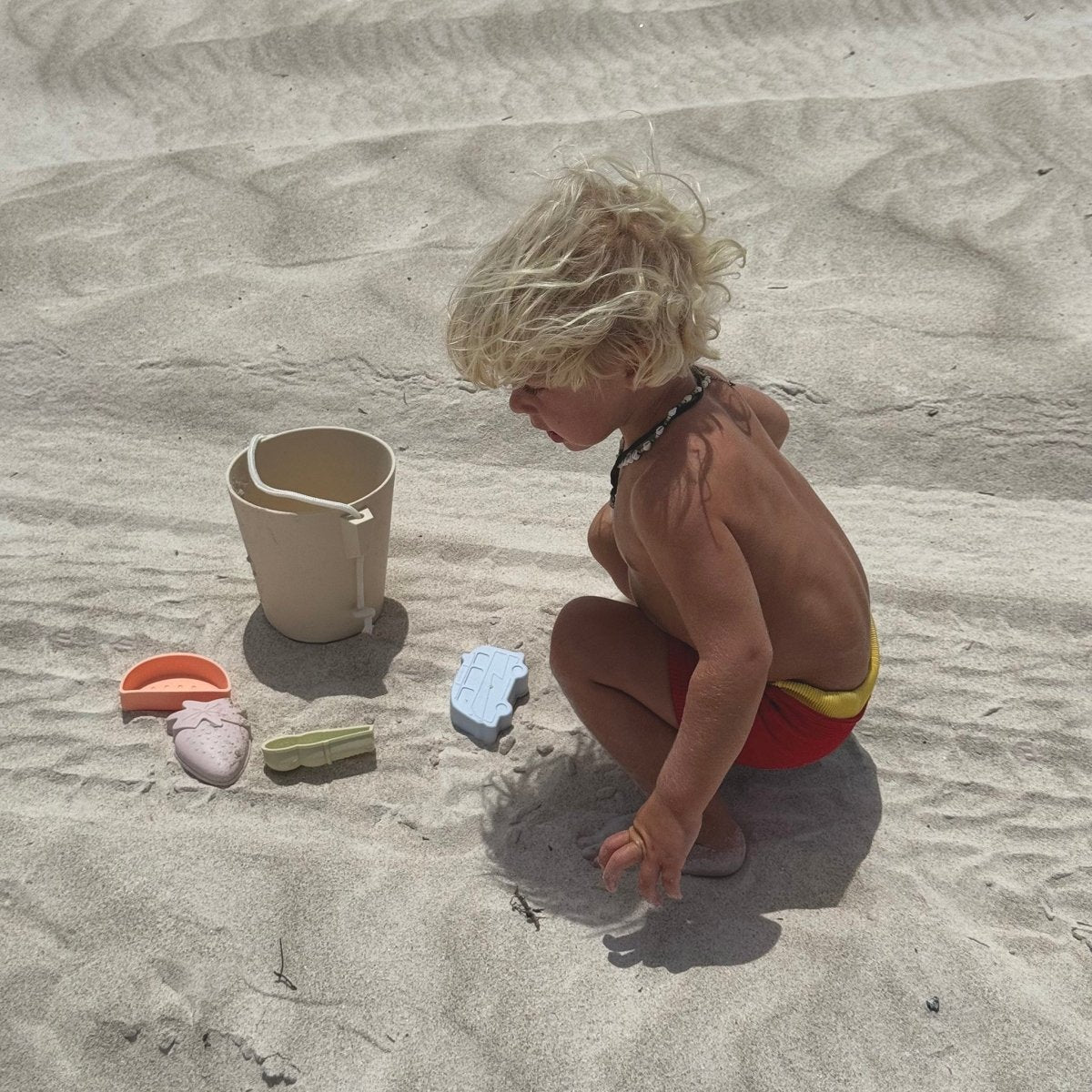 Silicone Bucket & Spade Set - Apple Sorbet - SUNNYLiFE UK