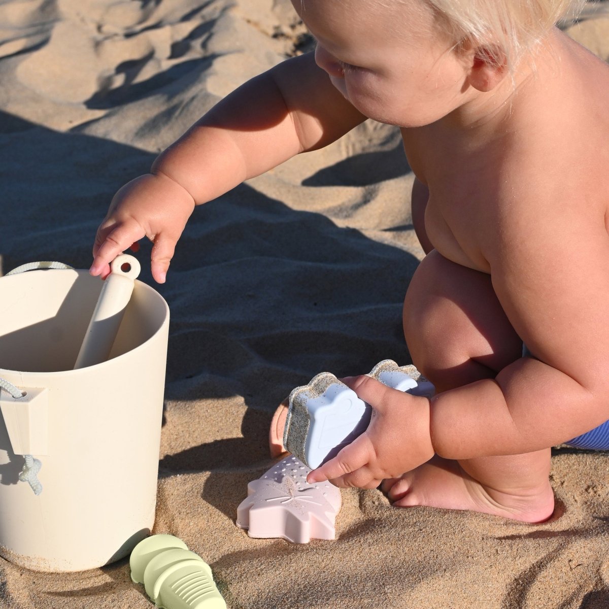 Silicone Bucket & Spade Set - Apple Sorbet - SUNNYLiFE UK