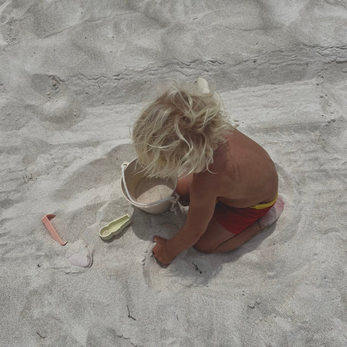 Silicone Bucket & Spade Set - Apple Sorbet - SUNNYLiFE UK